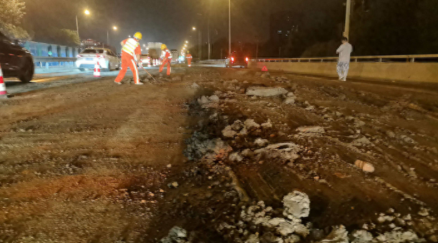 北京五环路上一大货车掉落大量土方，司机逃逸被抓获